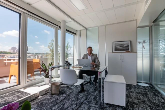 bureau-issy-les-moulineaux-vue-terrasse-centre-daffaire